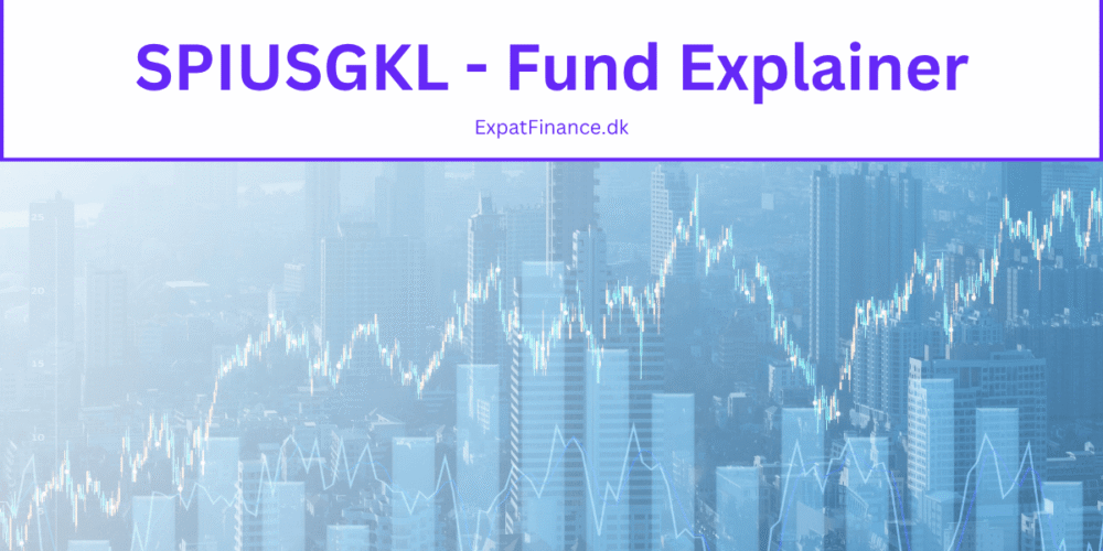 SPIUSGKL fund explainer guide header by ExpatFinance.dk, featuring a stock market chart overlaying a city skyline background.