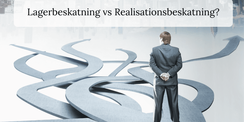 A businessman standing at a crossroad looking at multiple paths, with the text "Lagerbeskatning vs Realisationsbeskatning?" above.